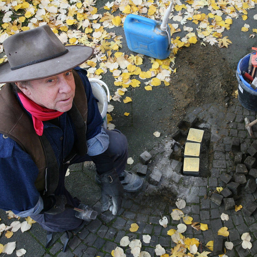 Der Kölner Künstler Gunter Demnig (li.) verlegt am 30.10.2009 in Bochum mit handwerklicher Unterstützung von Jörg Spieckermann vom Technischen Betrieb der Stadtverwaltung sogenannte "Stolpersteine". Hier für die Familie Davids an der Graf-Engelbert-Str. 24: Ingeborg, Sally und Else (geb. Capell) Davis +++ Foto: Lutz Leitmann/Stadt Bochum, Presseamt