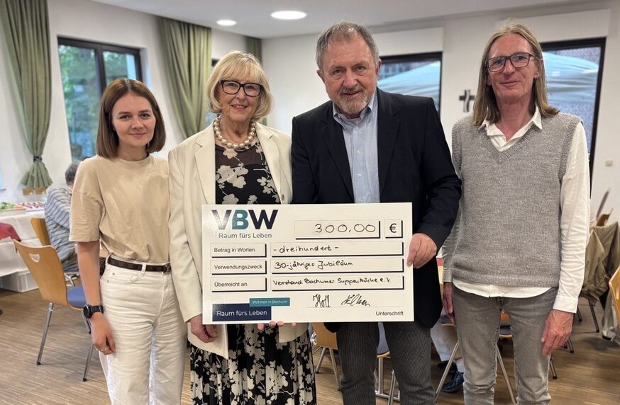 Offizielle Scheckübergabe bei der Jubiläumsfeier (v. l. n. r.): Anne-Katrin Holl, Vorstand der VBW Stiftung, Christa Lichius, Vorstandsmitglied der Bochumer Suppenküche e. V., Johannes Motz, neuer Vorstandsvorsitzender der Bochumer Suppenküche e. V., sowie Matthias Köllmann, Leiter der VBW Stiftung. Foto: Dominik Neugebauer, VBW