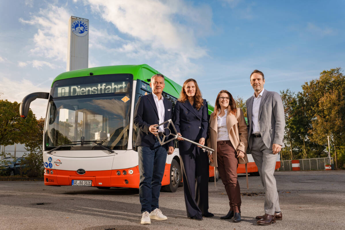 Auf dem Foto der symbolischen Schlüsselübergabe sind zu sehen (v.l.) BOGESTRA-Vorstand Jörg Filter, Frauke Heier (Insolvenzverwalterin Rechtsanwältin, Niering Stock Tömp Rechtsanwälte), Kathrin Stauber (Niering Stock Tömp Rechtsanwälte), BOGESTRA-Vorstand Dr. Thomas Schaffer.